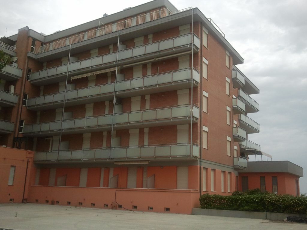 balaustre in vetro condominio sea infissii